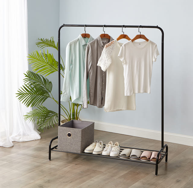 Giá treo quần áo đơn giản cực kỳ thích hợp cho phòng ngủ diện tích nhỏ