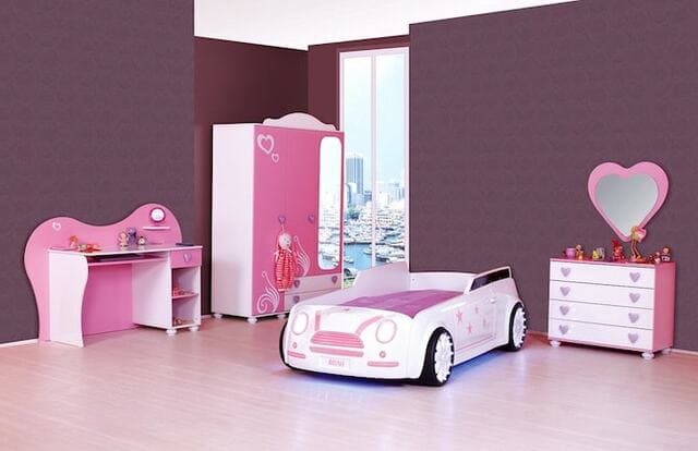 Phòng ngủ cho bé gái với nội thất bằng nhựa dễ thương